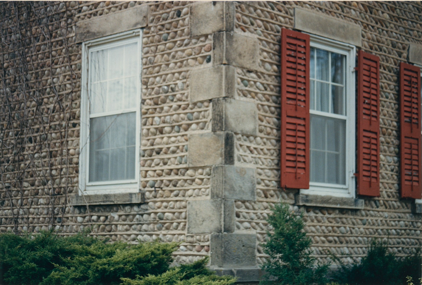 Bra-13 207 West River Rd 4